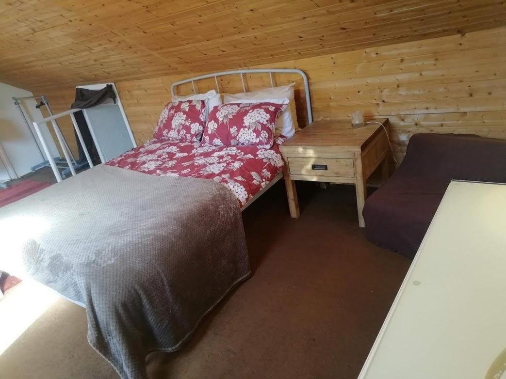 Cozy Loft In Bushey, 20 Mins By Train To Euston London Lejlighed Eksteriør billede